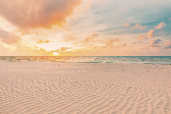 Una spiaggia sabbiosa con onde e tramonto Una spiaggia sabbiosa con onde e tramonto