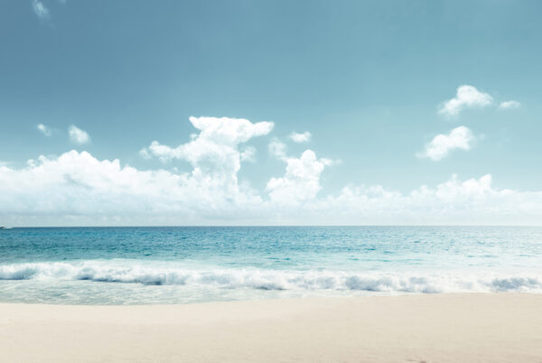 Una spiaggia con le onde che si infrangono sulla sabbia Una spiaggia con le onde che si infrangono sulla sabbia