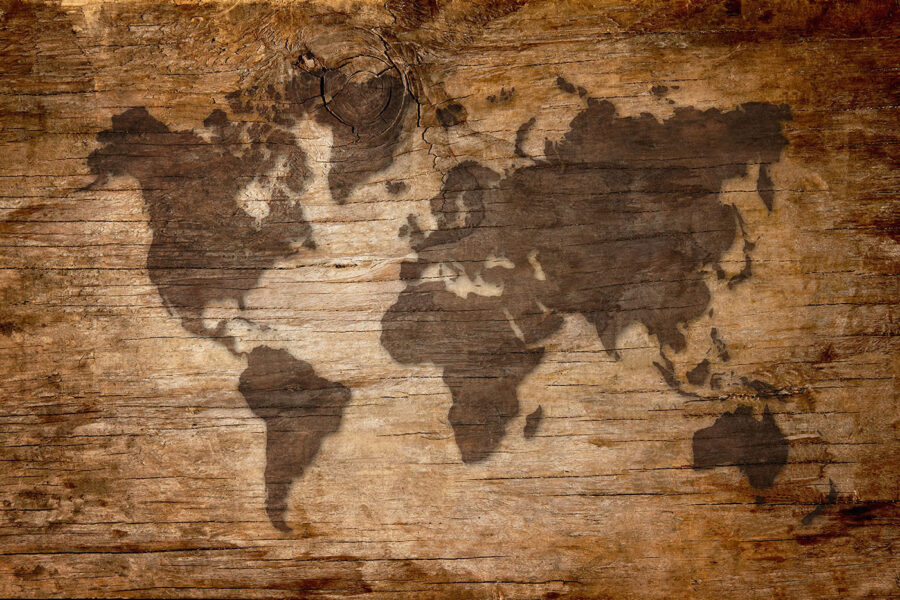 Mappa del mondo su una superficie di legno