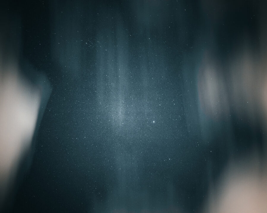 Un cielo scuro di stelle