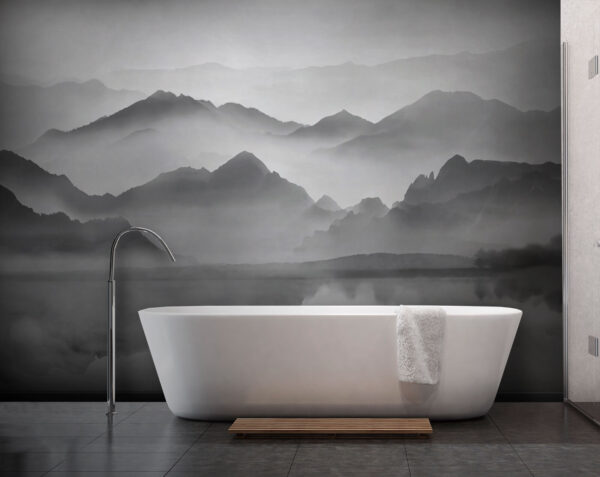 Catena montuosa con nebbia e acqua Catena montuosa con nebbia e acqua