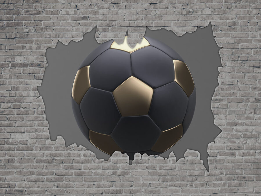 Il pallone da calcio si schianta contro il muro