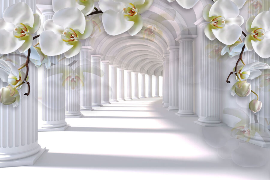 Colonne bianche e fiori in un corridoio