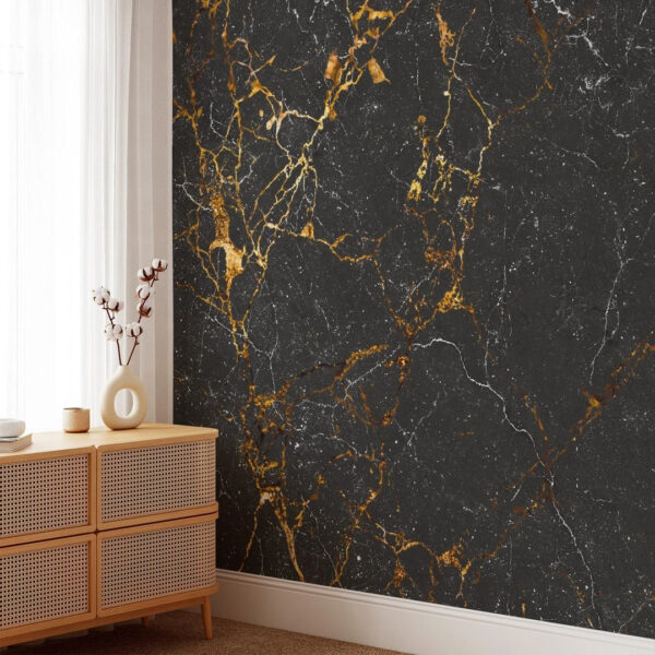 Marmo nero con venature ambrate. Marmo nero con venature ambrate.