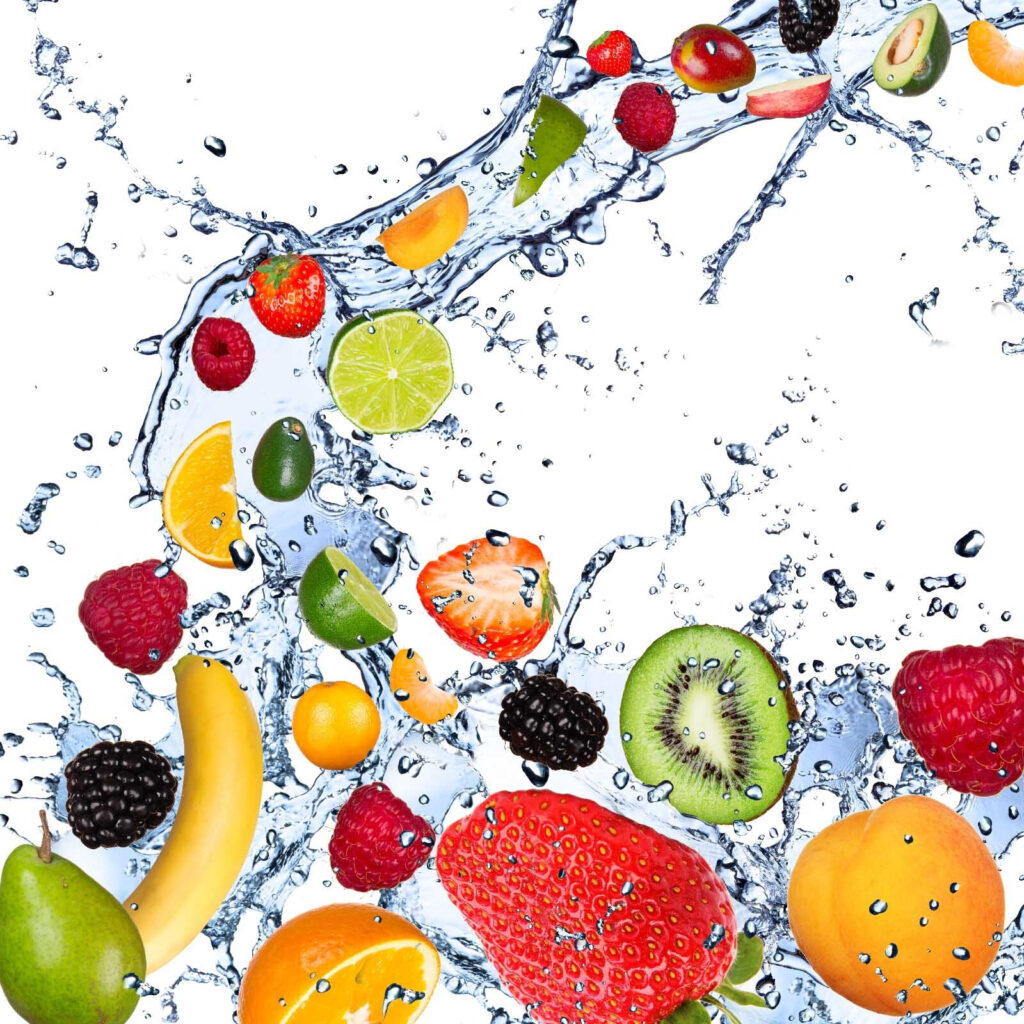 Frutta che schizza nell'acqua Frutta che schizza nell'acqua
