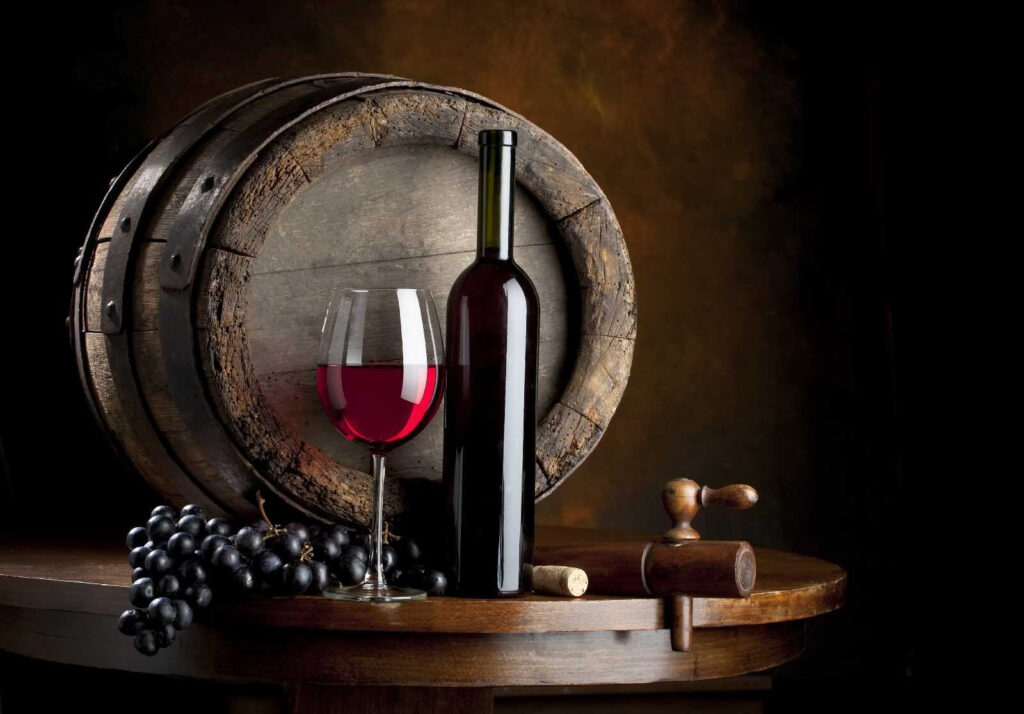 Bottiglia di vino e bicchiere su un tavolo Bottiglia di vino e bicchiere su un tavolo