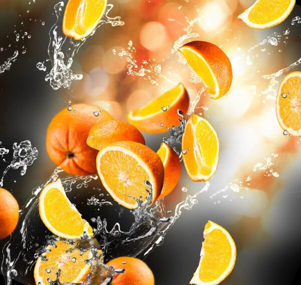 Arance che cadono in acqua con schizzi d'acqua Arance che cadono in acqua con schizzi d'acqua
