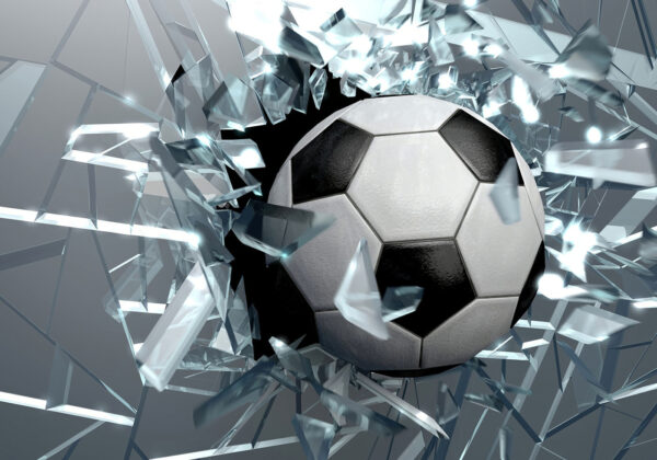 Palla da calcio che sfonda il vetro Palla da calcio che sfonda il vetro