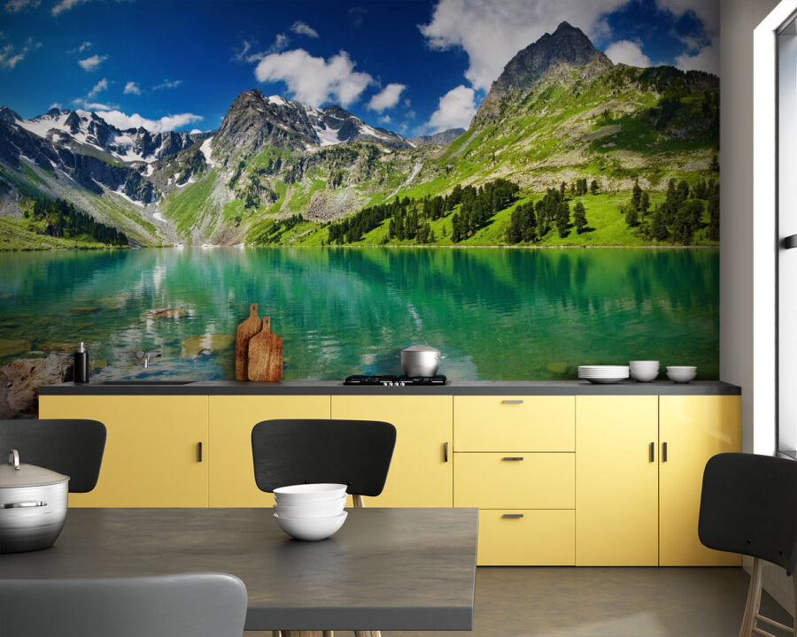 Corpo d'acqua con montagne e alberi