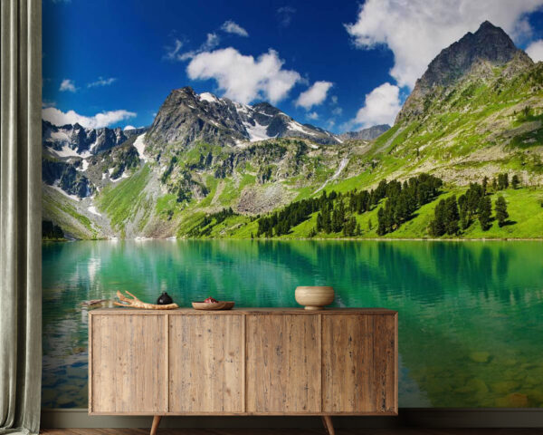 Corpo d'acqua con montagne e alberi Corpo d'acqua con montagne e alberi