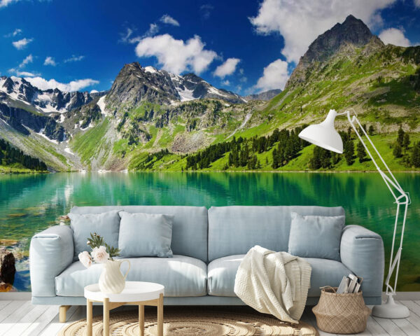 Corpo d'acqua con montagne e alberi Corpo d'acqua con montagne e alberi