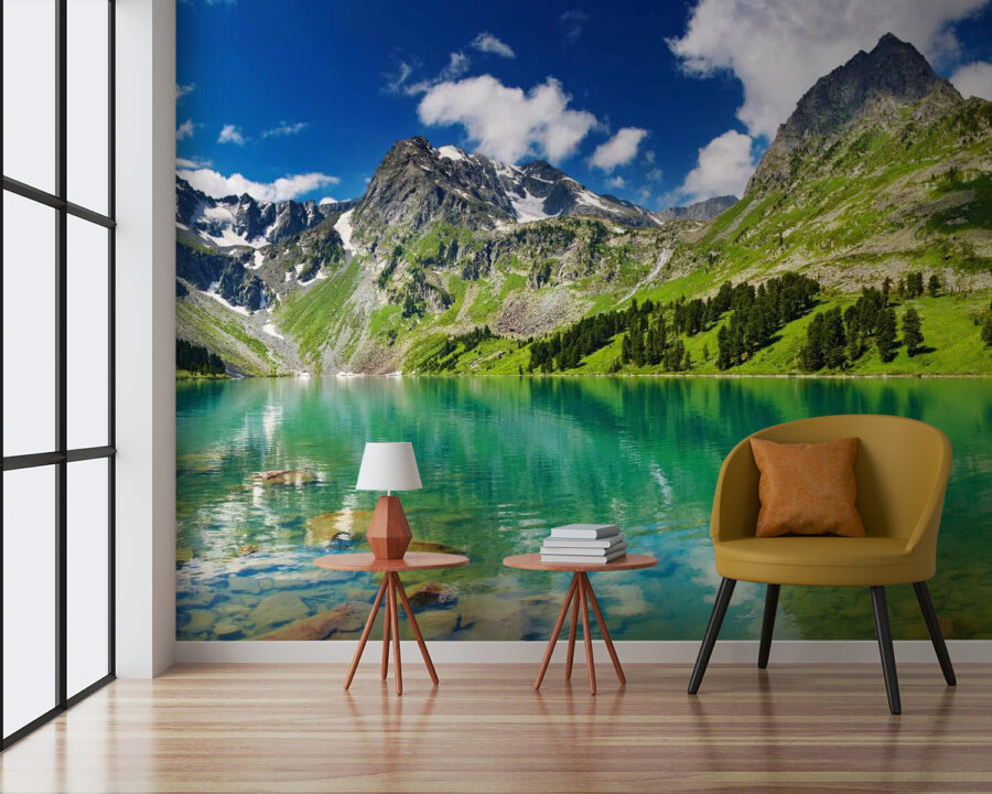 Corpo d'acqua con montagne e alberi