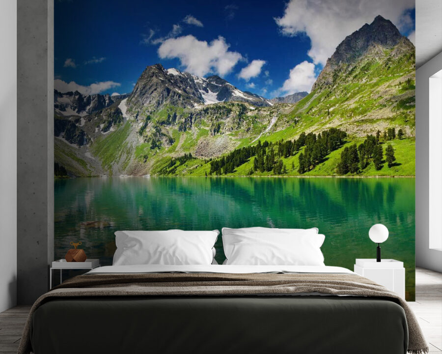 Corpo d'acqua con montagne e alberi