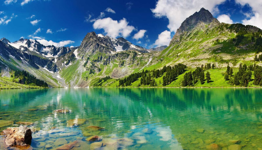 Corpo d'acqua con montagne e alberi
