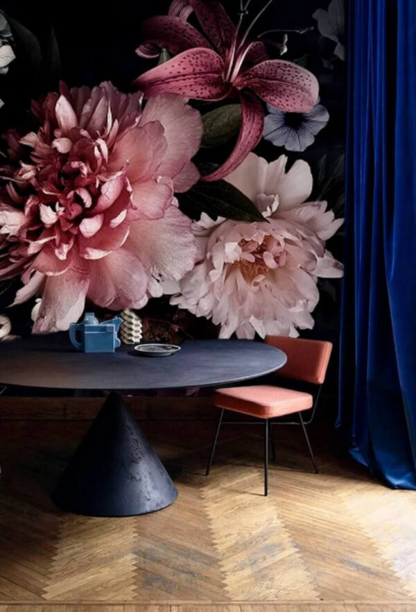 Elegante composizione di fiori scuri. Elegante composizione di fiori scuri.