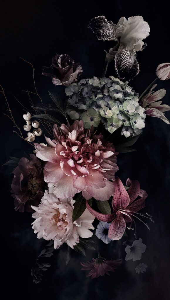 Elegante composizione di fiori scuri. Elegante composizione di fiori scuri.