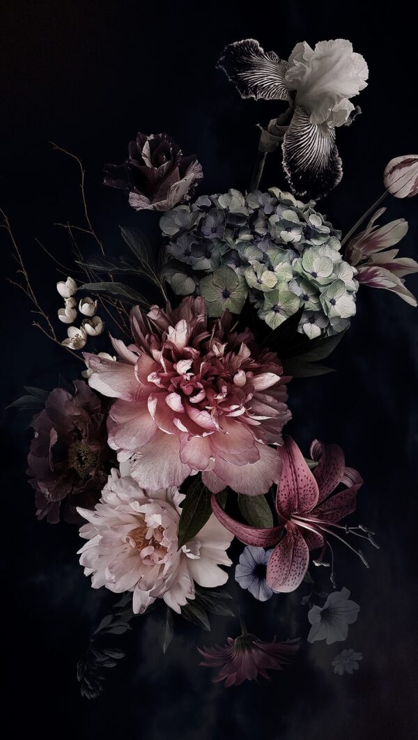 Elegante composizione di fiori scuri. Elegante composizione di fiori scuri.