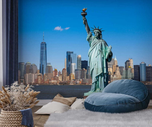 Statua della libertà con una città sullo sfondo Statua della libertà con una città sullo sfondo