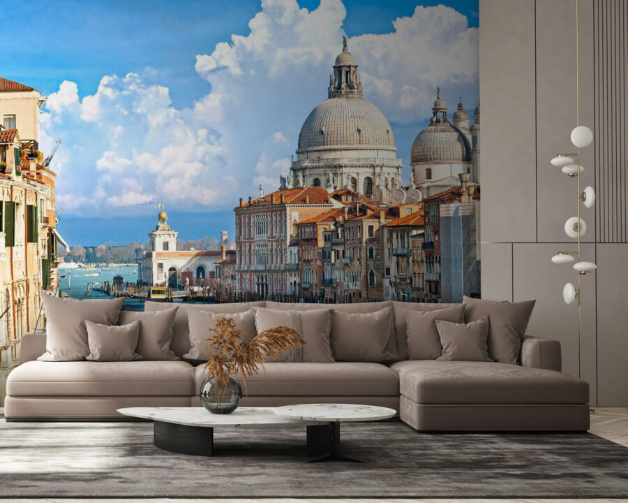 Via d'acqua con barche ed edifici sullo sfondo