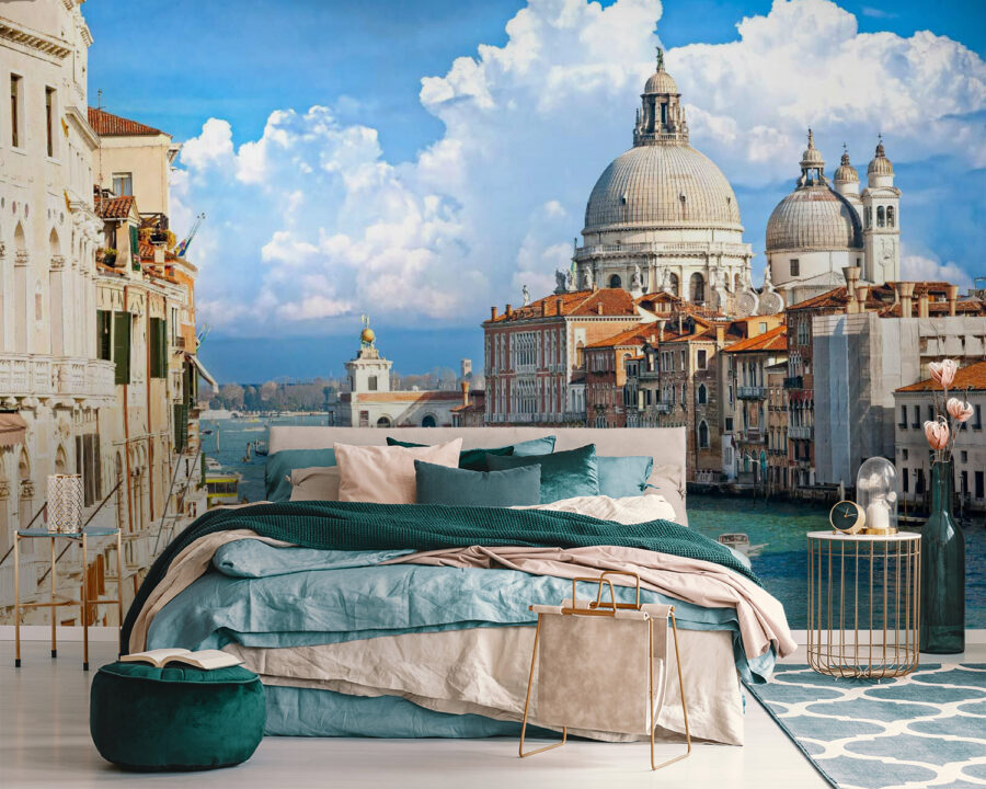 Via d'acqua con barche ed edifici sullo sfondo