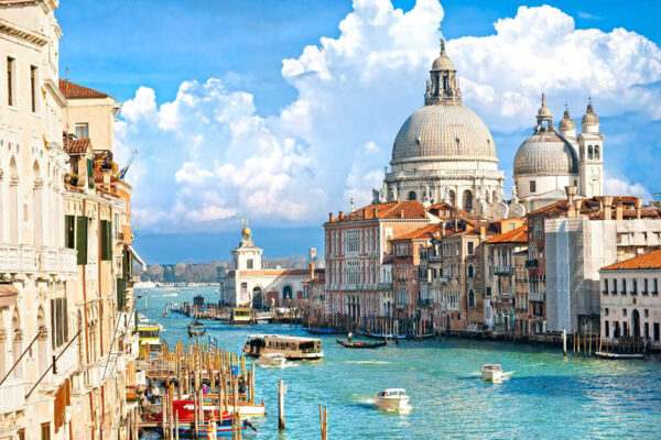 Via d'acqua con barche ed edifici sullo sfondo Via d'acqua con barche ed edifici sullo sfondo