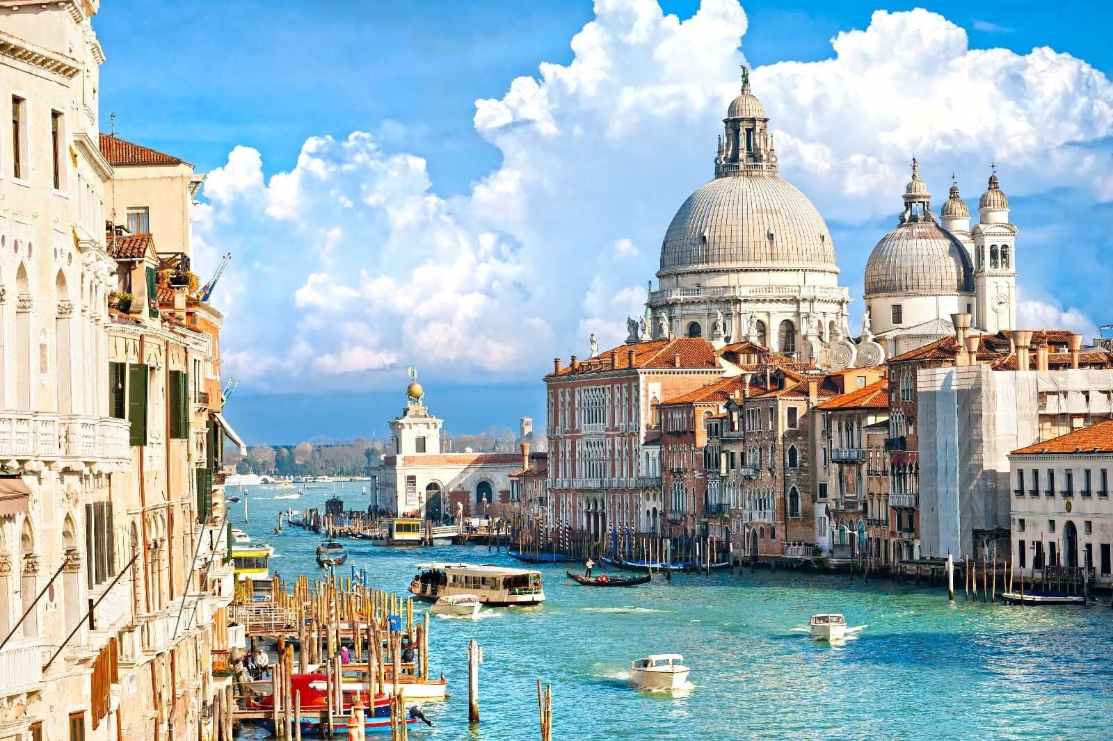 Via d'acqua con barche ed edifici sullo sfondo u58103p - Via d'acqua con barche ed edifici sullo sfondo - tegory