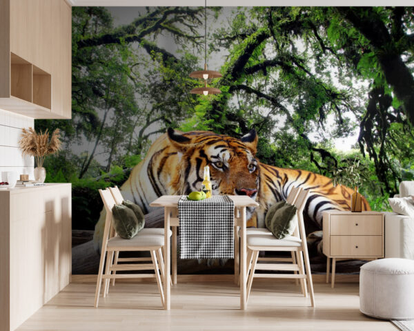 Tigre sdraiata su un tronco Tigre sdraiata su un tronco