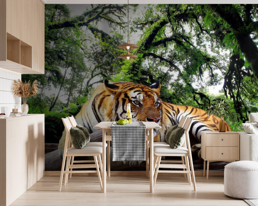 Tigre sdraiata su un tronco Tigre sdraiata su un tronco