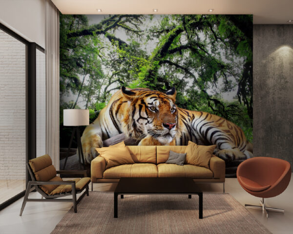 Tigre sdraiata su un tronco Tigre sdraiata su un tronco