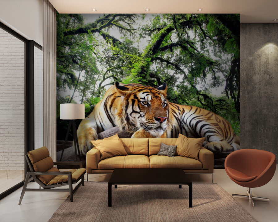 Tigre sdraiata su un tronco Tigre sdraiata su un tronco