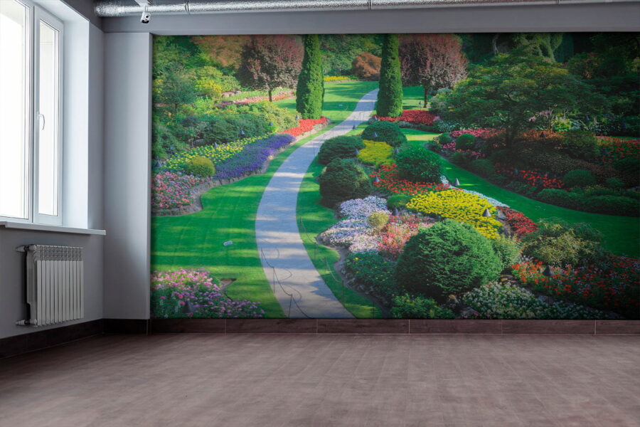 Giardino con molti fiori e alberi