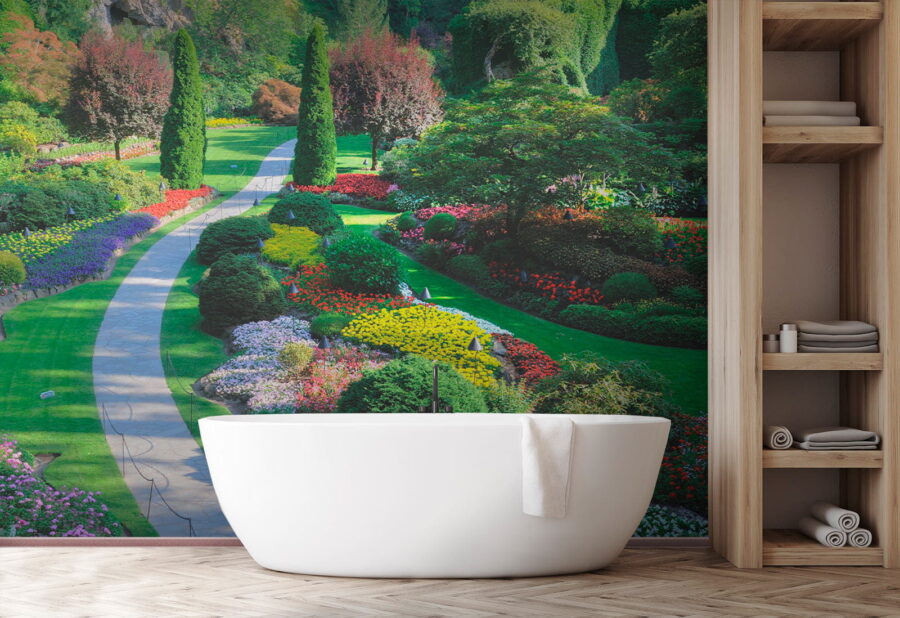 Giardino con molti fiori e alberi