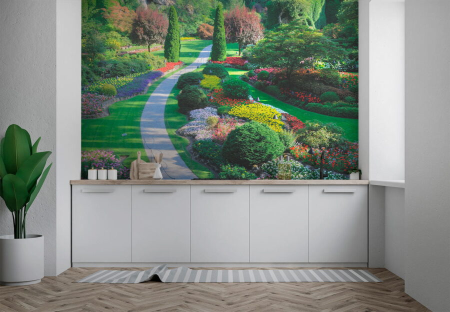 Giardino con molti fiori e alberi