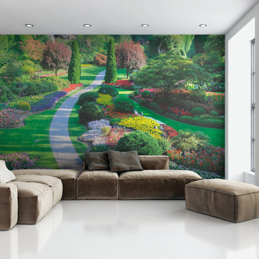 Giardino con molti fiori e alberi