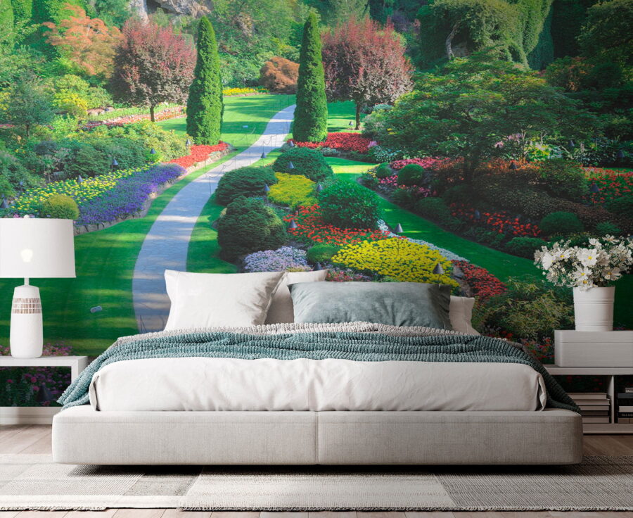 Giardino con molti fiori e alberi