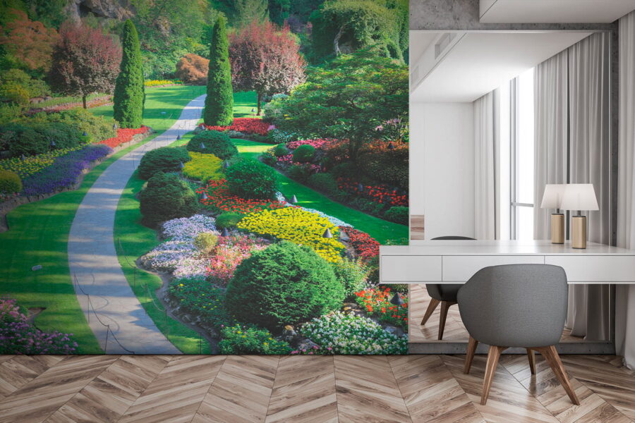 Giardino con molti fiori e alberi