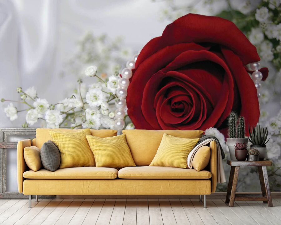 Rosa rossa e fiori bianchi Rosa rossa e fiori bianchi