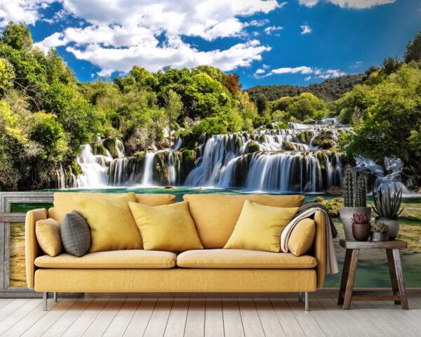 Il Parco Nazionale di Krka circondato da alberi e da un cielo azzurro Il Parco Nazionale di Krka circondato da alberi e da un cielo azzurro