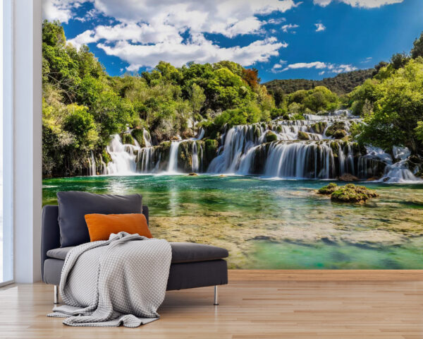 Il Parco Nazionale di Krka circondato da alberi e da un cielo azzurro Il Parco Nazionale di Krka circondato da alberi e da un cielo azzurro