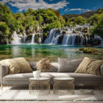 Carta da parati Il Parco Nazionale di Krka circondato da alberi e da un cielo azzurro