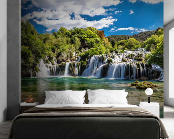 Il Parco Nazionale di Krka circondato da alberi e da un cielo azzurro Il Parco Nazionale di Krka circondato da alberi e da un cielo azzurro