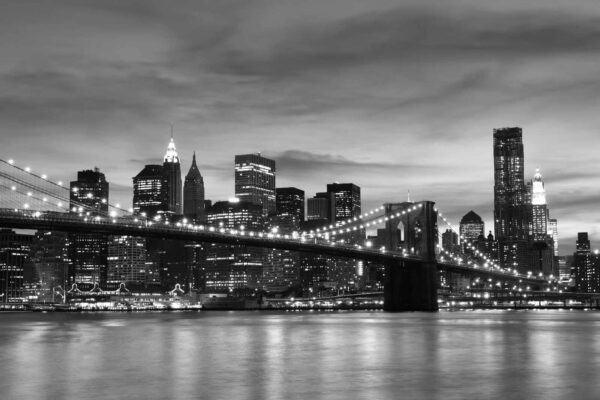 Ponte sull'acqua con lo skyline della città sullo sfondo Ponte sull'acqua con lo skyline della città sullo sfondo