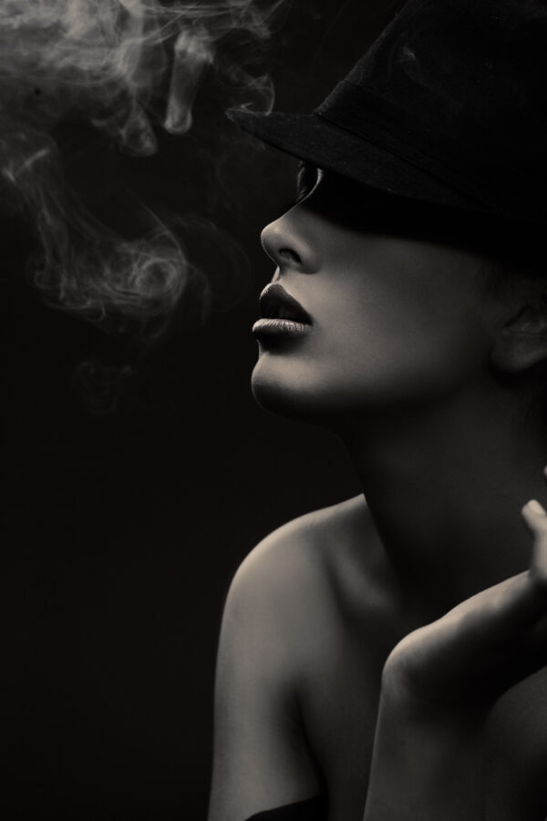 Donna che indossa un cappello e fuma u55318p 600x901 - Donna che indossa un cappello e fuma - tegory