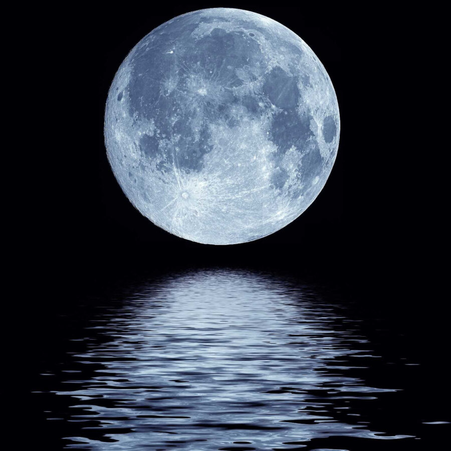 Luna piena sull'acqua