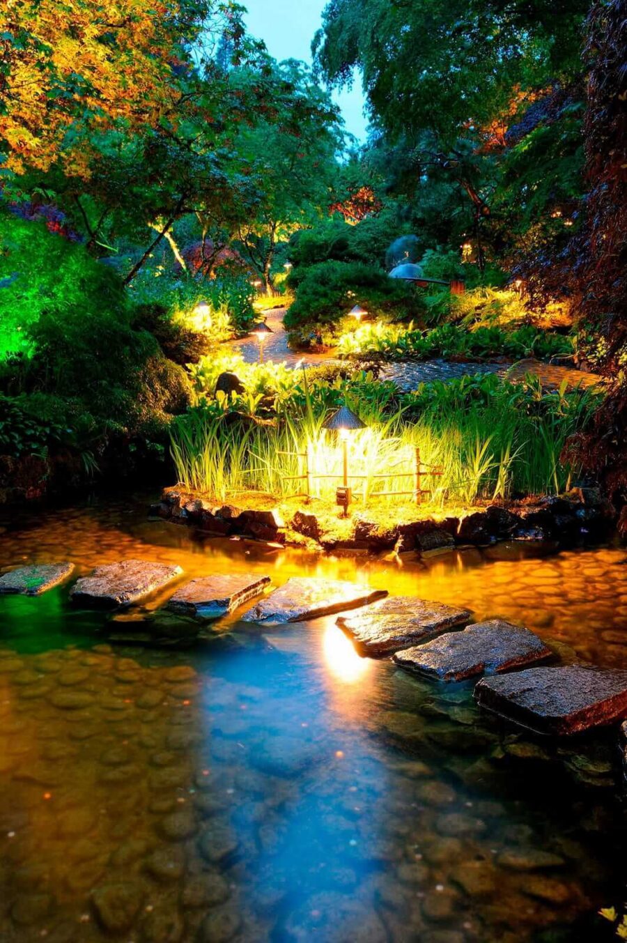 Sentiero di pietra in uno stagno con luci