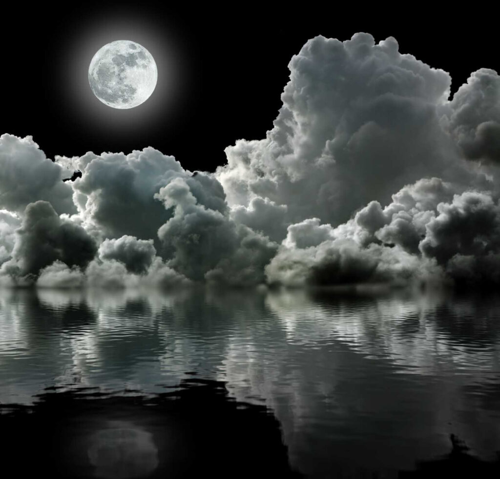 Luna sull'acqua con nubi e nuvole Luna sull'acqua con nubi e nuvole