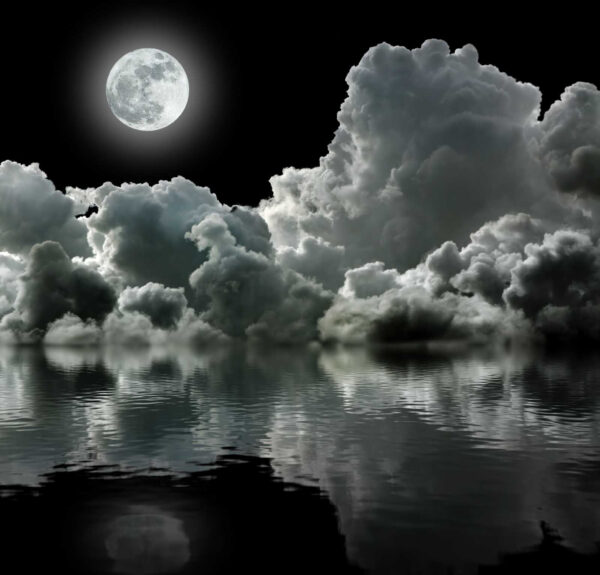 Luna sull'acqua con nubi e nuvole Luna sull'acqua con nubi e nuvole