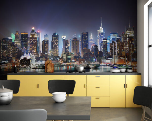 Skyline della città di notte con luci che si riflettono sull'acqua Skyline della città di notte con luci che si riflettono sull'acqua