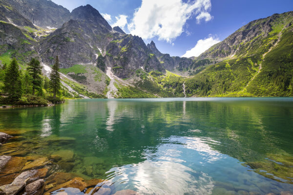 Lago circondato da montagne Lago circondato da montagne