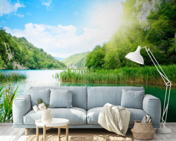 Corpo d'acqua con erba e alberi intorno Corpo d'acqua con erba e alberi intorno